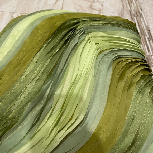 Pair of green wave ruffled pillows - Picture 7 of 9